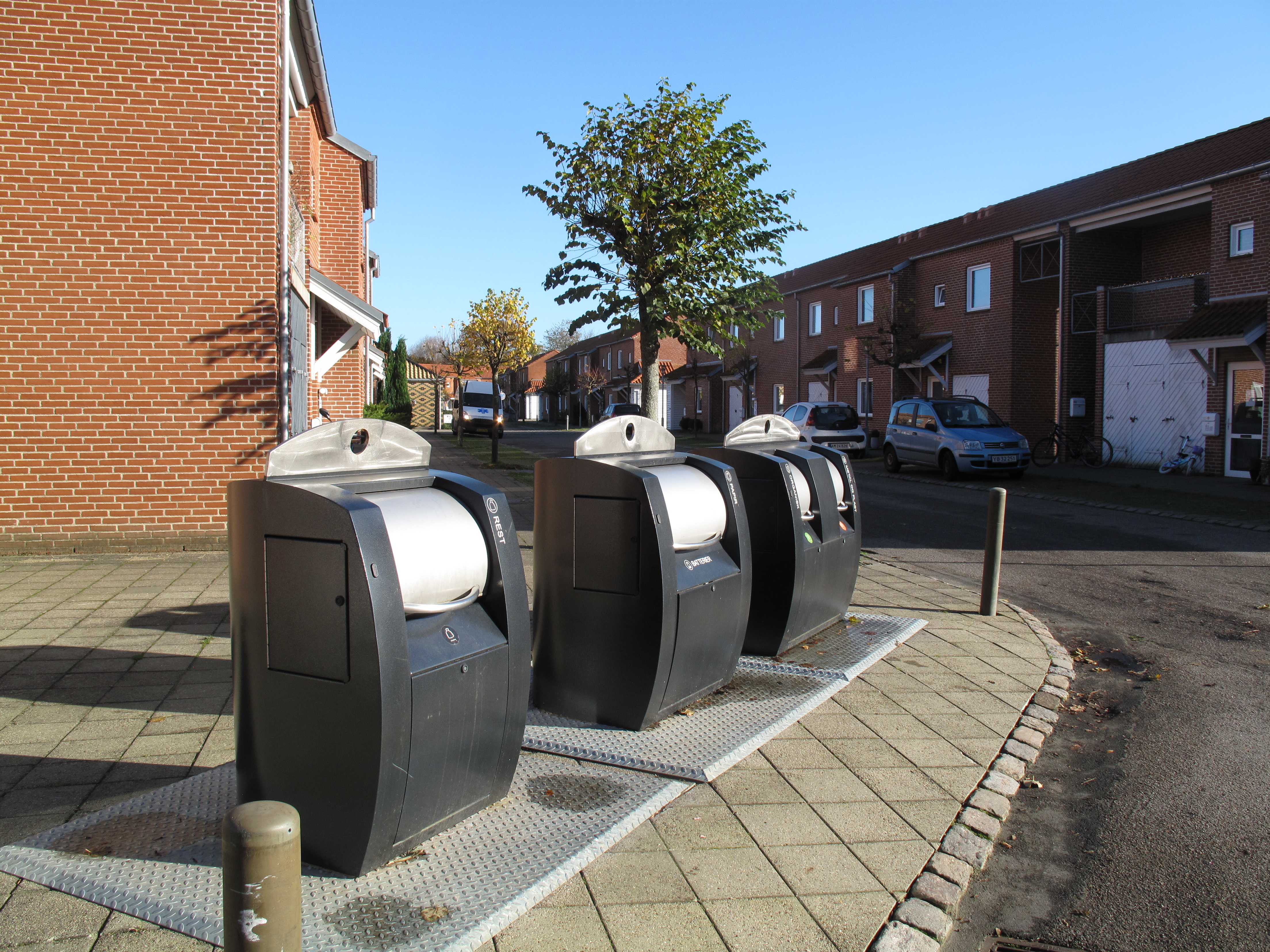 Nedgravet affaldsløsning ved rækkehuse med sorteringsbeholdere til forskellige affaldstyper