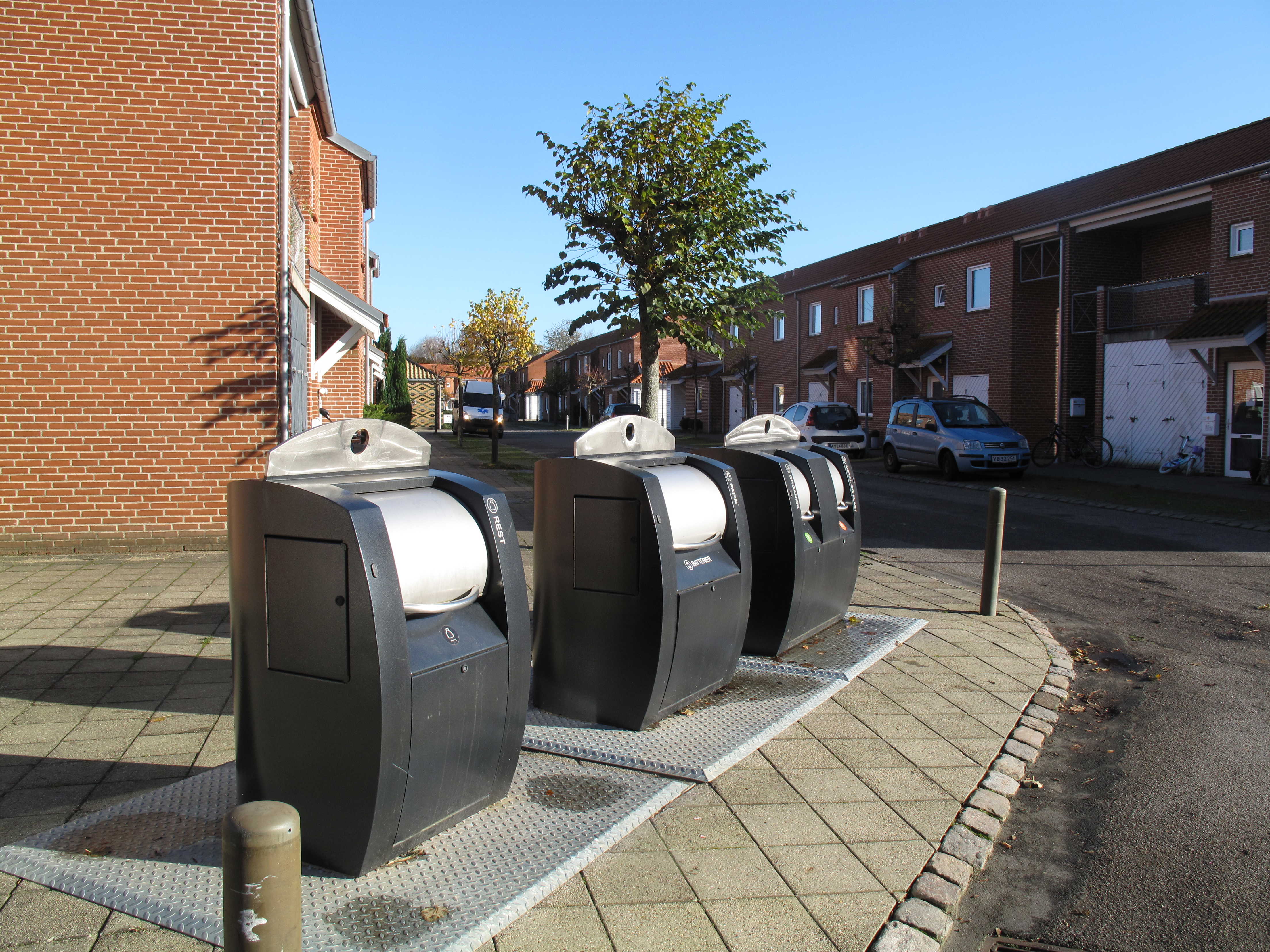 Nedgravet affaldsløsning ved rækkehuse med sorteringsbeholdere til forskellige affaldstyper